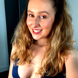 Pragtige Vrou in Blou Top - Poppy Evans