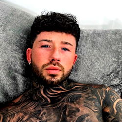 Verleierspele: Sexy Tattoo Model in Aksie