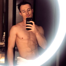 Pragtige manlikheid: 'Jack' in 'n verfrissende sessie