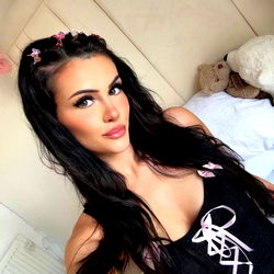 Pragtige Vrouelike Model in Eenstuk Kleed