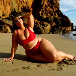 Amber Nova Free Land: 'n Pragtige Strandmodel in 'n Badpak