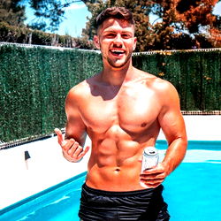 'n Verstilling van Spaanse Kragtige Man by die Swembad