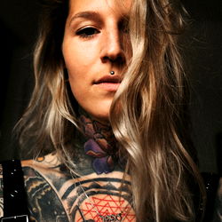 Pragtige Model met Krass Tattoo-Werk