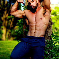 Gesellige Manlikheid: Skyler Flex in Aksie