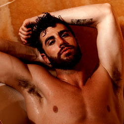 Pragtige Man in Bad – Model van Spanje