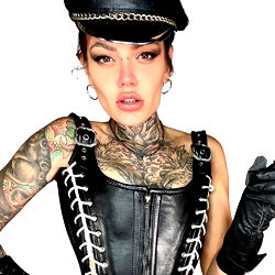 Mistress Nikky French: 'Domme' Femdom Model in Leer – Volledig Geparkeerde Opsomming