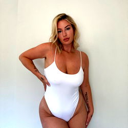 Pragtige OnlyFans Model Sophie Mai in 'n Sweebeenisie