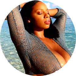 Pragtige Model in 'n Romerige Wolkapje - Ontdek OnlyOneRhonda