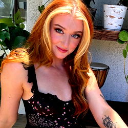 Pragtige Model met Lange, Ruisende Haare - OnlyFans