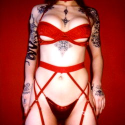 Sensuele Skouspel: OnlyFans Model in Rooi