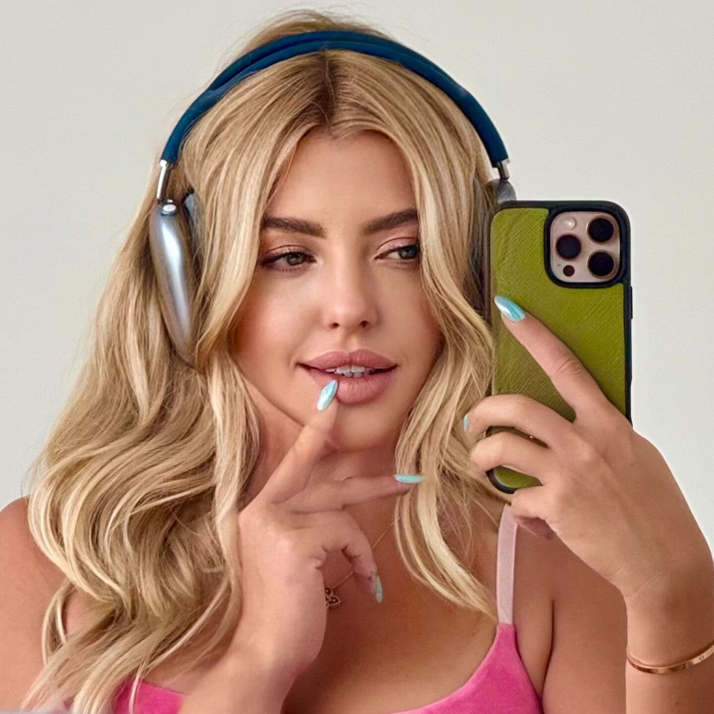 𝐒𝐇𝐀𝐍𝐓𝐈❤️‍🔥 photo