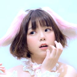 Pragtige Jong Vroulike Model in Romantiese Wolken-Styl