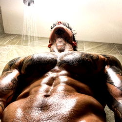 Kaalkopmodel in 'n Uitbeeldingige Pose