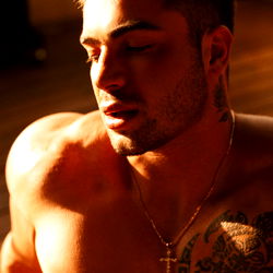 Die Man van RAP del Agua en Medellín: 'Daniel Montoya's' Sensuele Uitbeelding