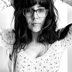 Pragtige Vrouelike Model in Bloemmotief – OnlyFans Star