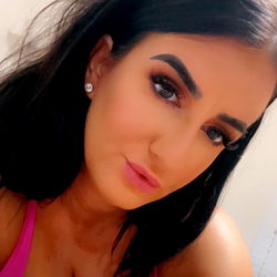 Pragtige Model in 'n Streeks Badkamer - Onweerstaanbare Sensualiteit