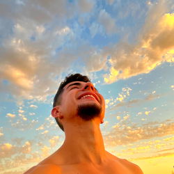 Gesellige Model in die Sonneskyn