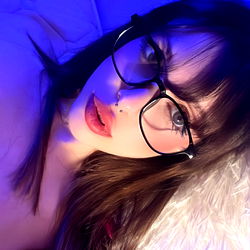 Pragtige Jong Vrou met Donker Haar - OnlyFans Model