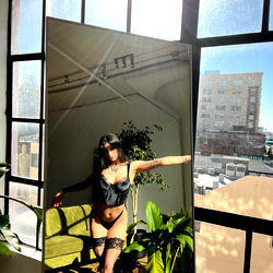 Pragtige Model in Donker Kleure – ‘Aliya’