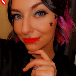 Pragtige Vrou met Dramatiese Make-up – RenElex🖤