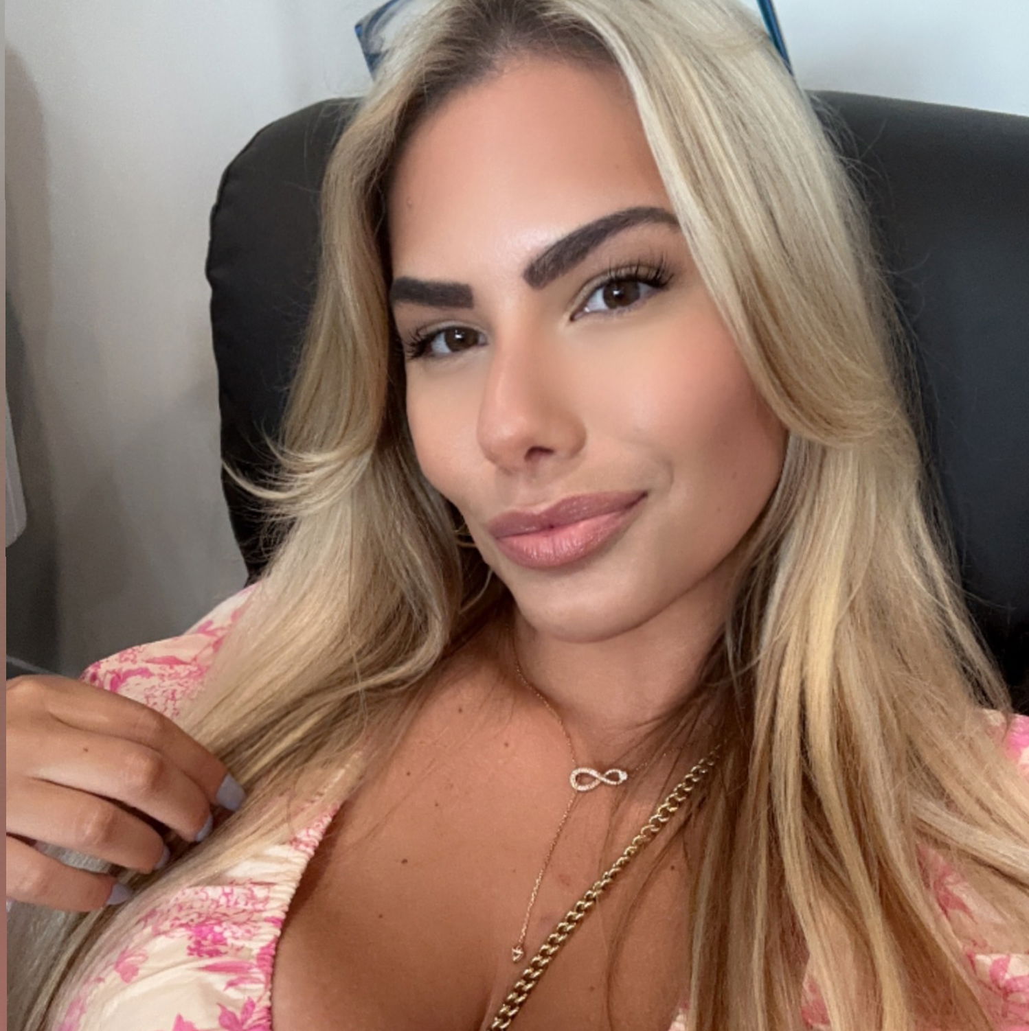 Domme Mommy Luna photo