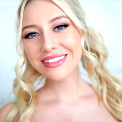 Pragtige Vrou se Skouspelagtige Uitbeelding – Skyler Storm