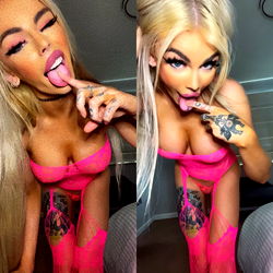 Verleierspele: Sensuele Model in Rood