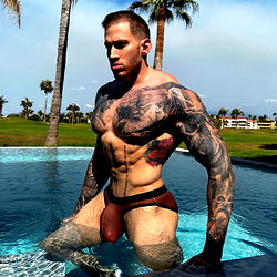 Sensuele man in swemsel - Ontdek Alejandro Belmont