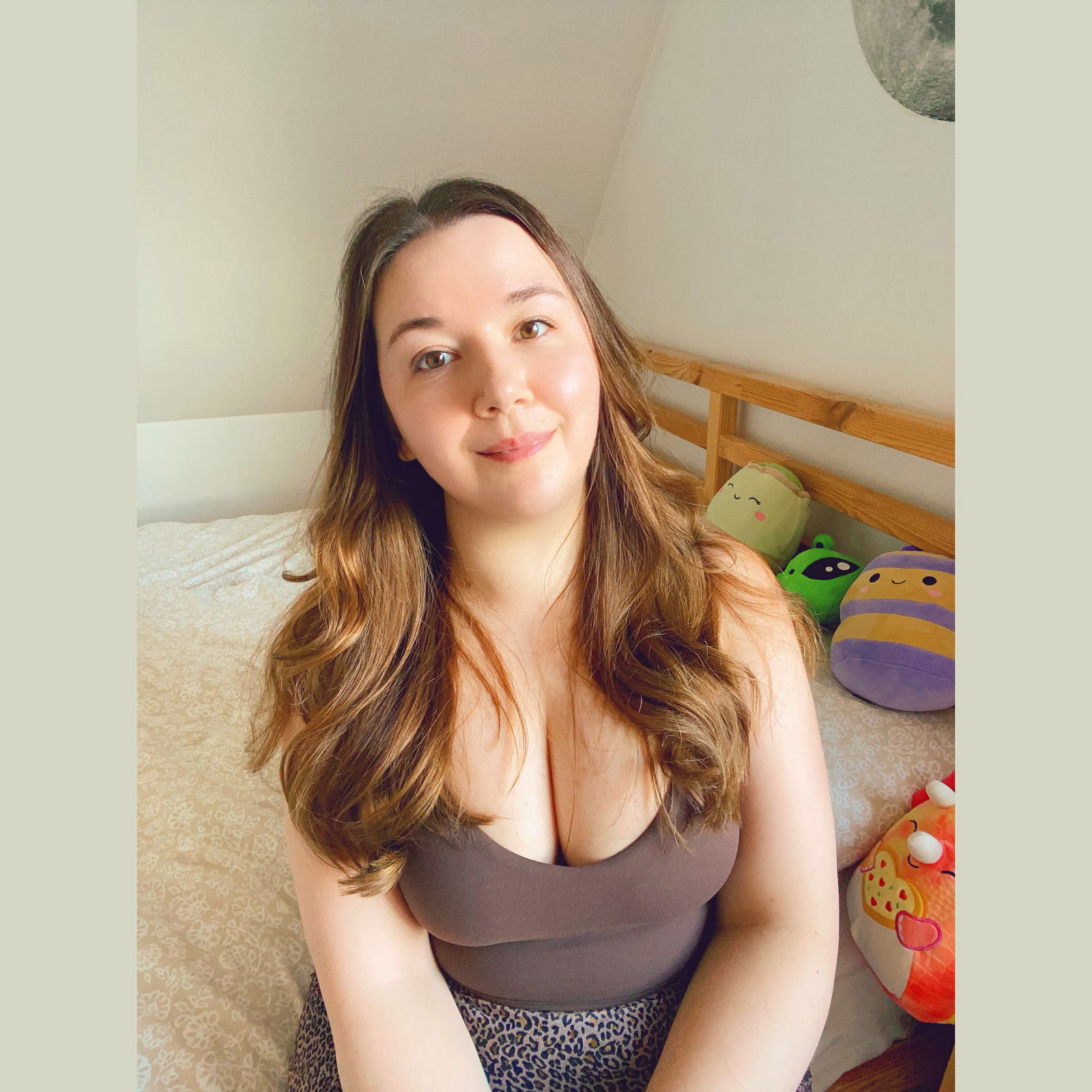 Leah 💕 hairy pussy photo