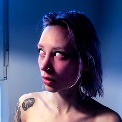 Pragtige Model – AnaKatana in 'n Streeknatuuromgewing