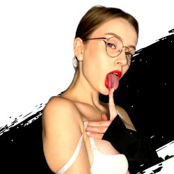 Sensuele Pragtige Model in 'n Elegante Stoffe Romper