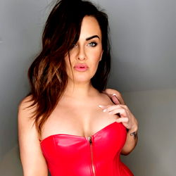 Pragtige Model in Rooiband - OnlyFans Inspirasie