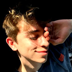 Streeksjongman in 'n Modelposering