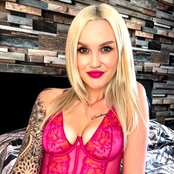 Pragtige Model in Lus wat Jou Verbeelding Oopmaak