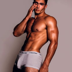 Pragtige Man in Luietas – 'n Modelbeeld