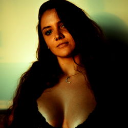 Pragtige Vroulike Model in Donker Omgeving