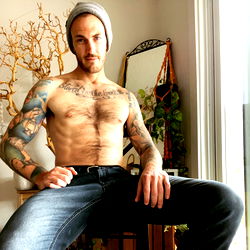 Verskeie aantreklike man se model in broek