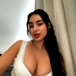 Pragtige OnlyFans Model in Wit Kleid – Unieke Fotografie