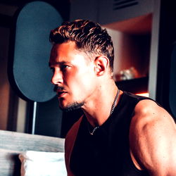 Speelse Adonis: 'Ferdinand' Bekendskap vir OnlyFans