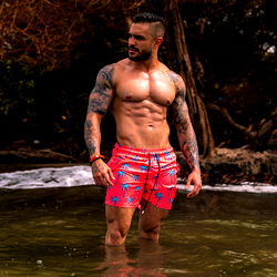 Speelse man in badpak - 'n Sensuele model