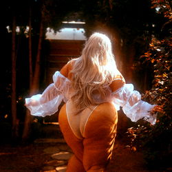 Pragtige vroue model in 'n sensuele setting