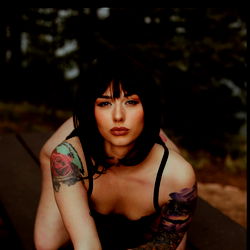 Pragtige Vrouelike Model in Donker Omstandighede