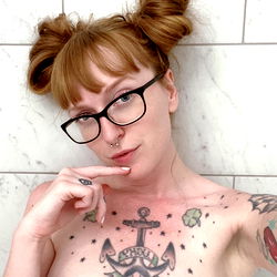 Pragtige Model met Tattoo's - Unieke Visuele Ervaring