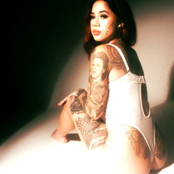 Pragtige model in wit badpak - Onvergeeflike sensasie!