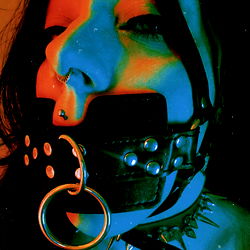 Pragtige Model in Donker Styl – Aleemoon 🌙