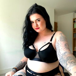 Pragtige Model Jade-Maria Free met Impressiewe Tatoege