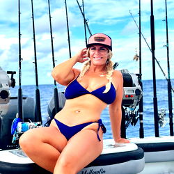 Pragtige vrou in badpak - 'n Onweerstaanbare aanskoulike vrou