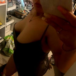 Pragtige Vrouelike Model in 'n Swart Kleed - OnlyFans