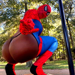 Pragtige model in 'n rooi pak - 'n Sensuele visie