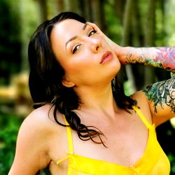 Pragtige Vrou in Goue Top - OnlyFans Model 80% 𝙊𝙛𝙛! 🌼